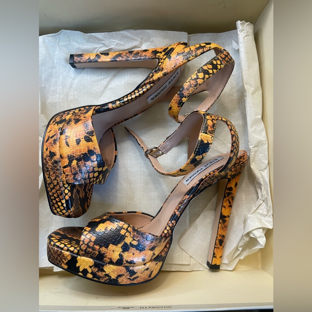 black and orange snake skin Steve Madden Heels! 😍😍